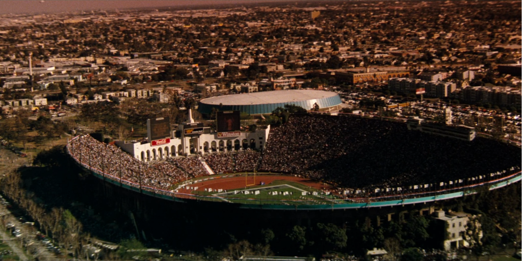 Comparativa del Memorial Coliseum de Los Ángeles en la película El último Boy Scout (1991)