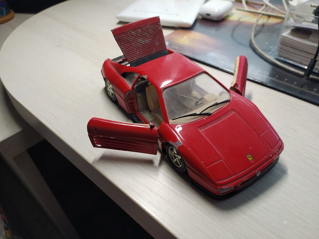 Fotografía del Ferrari Testarossa de juguete visto desde planta