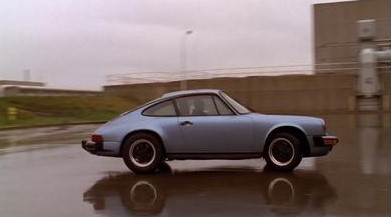 Porsche 911 aparcado en la emprea de Lex Luthor 