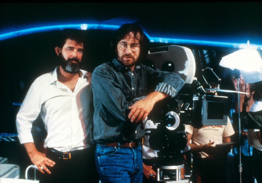 Fotografía de George Lucas y Steven Spielberg en un set de rodaje