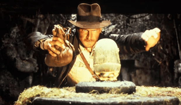 Indiana Jones intentando coger el ídolo de oro del templo de Perú