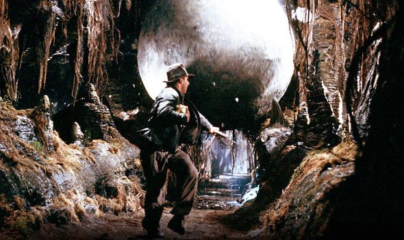 Indiana Jones perseguido por una roca gigante en el templo de la selva peruana