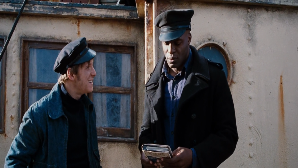 Hayes (Evan Parke) y Jimmy (Jamie Bell) en el SS Venture