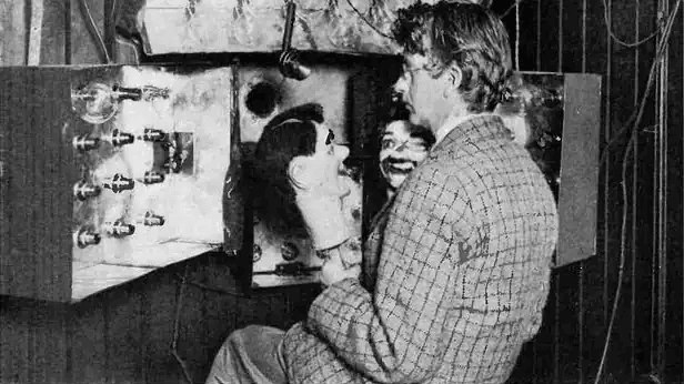  John Logie Baird diseñando el primer prototipo de televisión