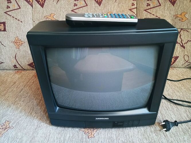 Televisión antigua que usaba la tecnología CRT