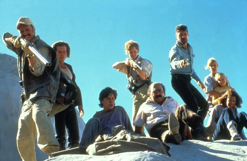 Fotografía de una de las escenas de la película Temblores (1990) en la que aparece todo el reparto de actores
