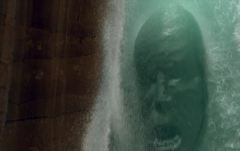 Escena de la cascada de agua de El regreso de la momia (2001)