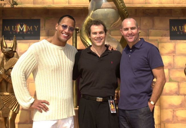 Dwayne Johson, Stephen Sommers y Arnold Volsoo en el set de El regreso de la momia (2001)