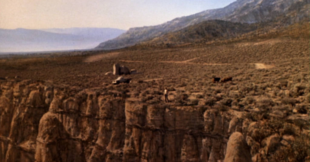 Fotograma de la escena inicial de la película de Temblores (1990)