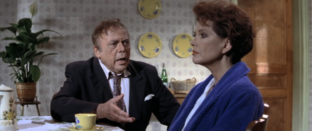 Claudia Cardinale y Herbert Lom en El hijo de la pantera rosa (1993)