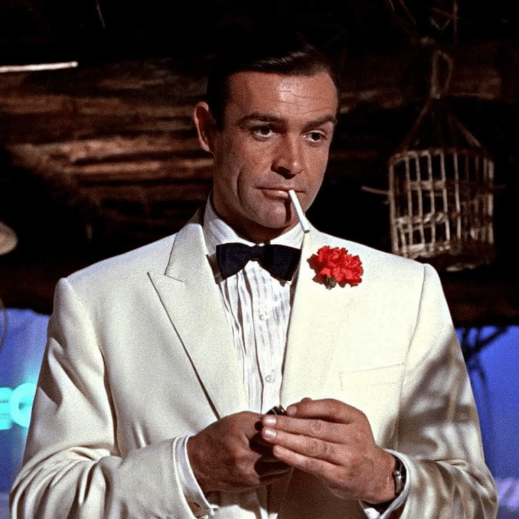 Sean Connery vestido con un smoking blanco