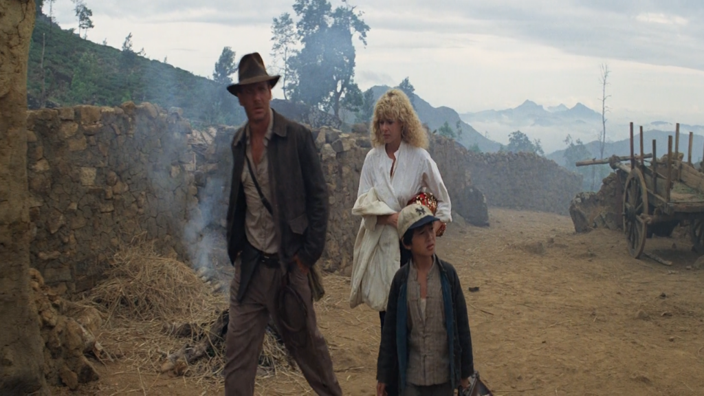 Indiana Jones y sus amigos llegando al pueblo de Maypore