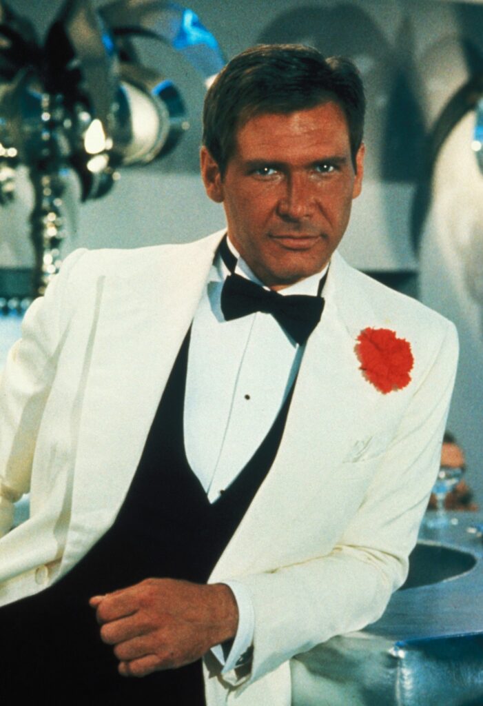 Harrison Ford vestido con un smoking blanco 