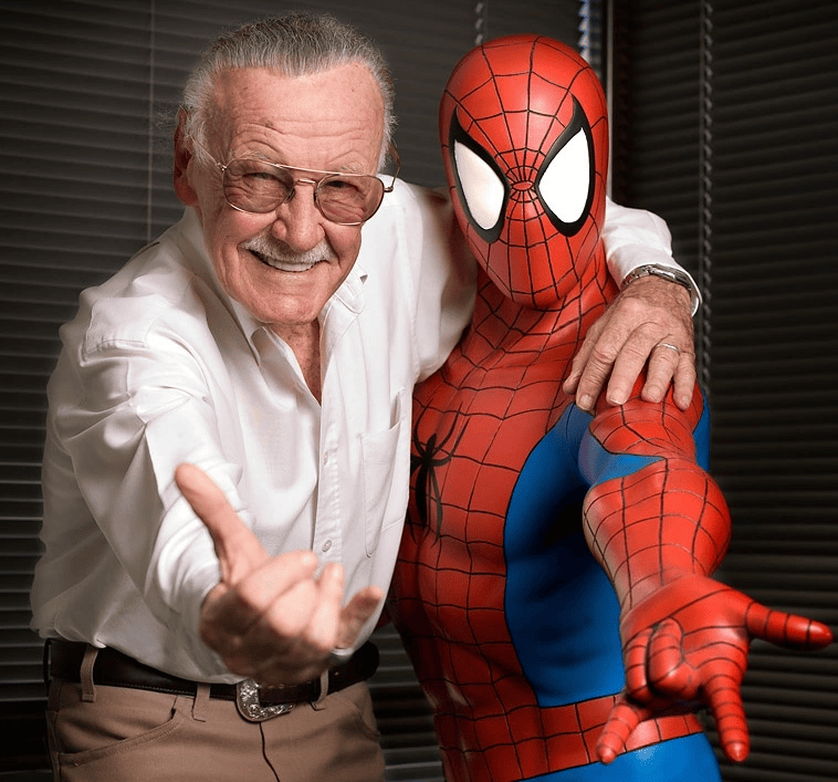 Stan Lee junto a una estatua de Spider-Man