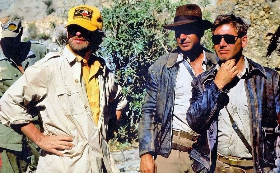 Steven Spielberg junto con Harrison Ford y Vic Armstrong