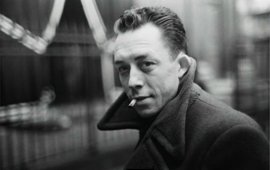 Fotografía en blanco y negro de Albert Camus