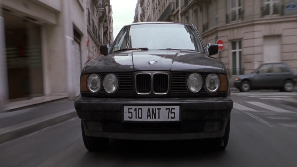 Plano frontal de un BMW Serie 5 535i de 1991 usado en la película de Ronin (1998)