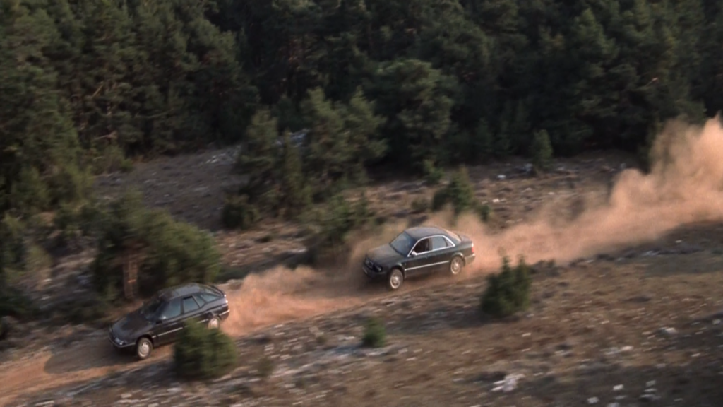 Citroen XM V6 y Audi S8 circulando por el campo en Ronin (1998)