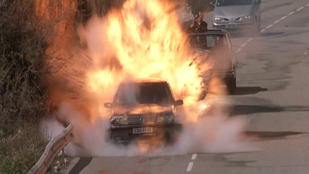 Escena de coche explotando en la película de Ronin (1998)