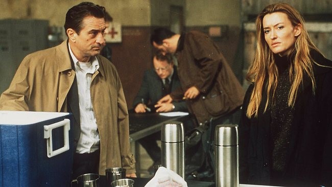 Robert De Niro y Natascha McElhone en la película Ronin (1998)