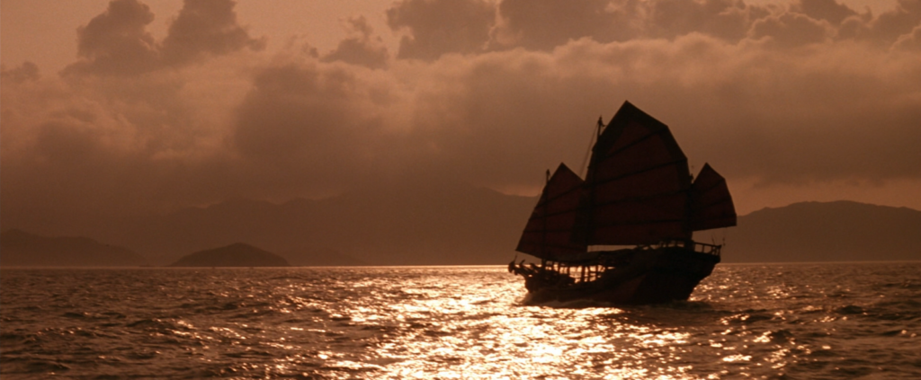 Barco navegando por el mar durante el atardecer