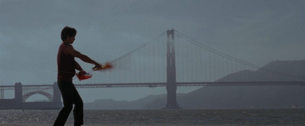 Bruce Lee entrenando enfrente del puente Golden Gate en San Francisco