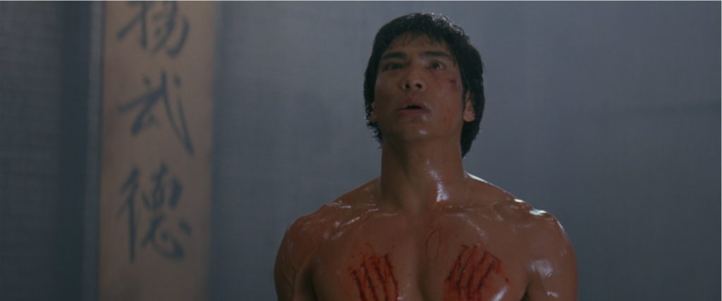 El actor Jason Scott Lee con dos arañazos en el pecho