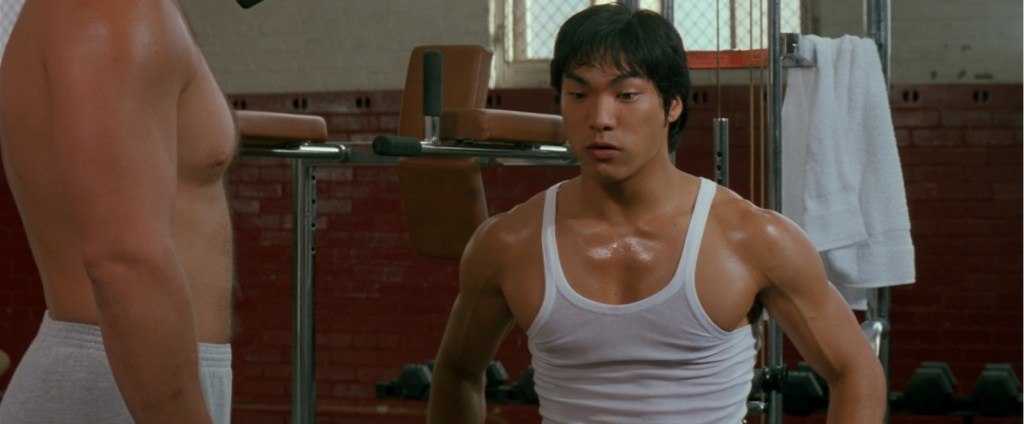 Jason Scott Lee en el papel del artista marcial Bruce Lee