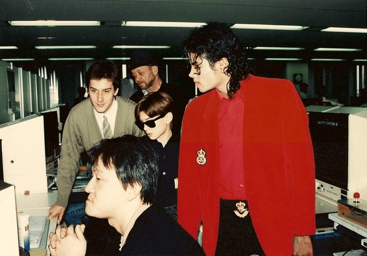 Michael Jackson y Mark Cerny junto con otros programadores en los estudios de Sega en 1988