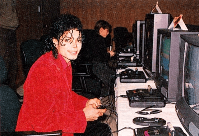 Michael Jackson probando videojuegos en los estudios de Sega en 1988