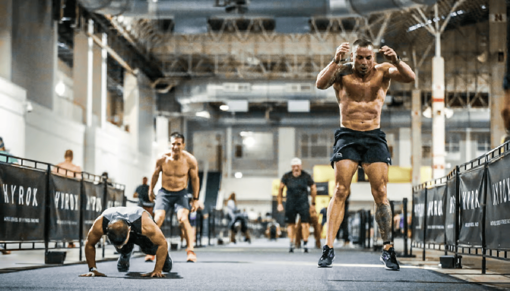 Atletas de Hyrox haciendo la cuarta prueba de la competición: Burpee Broad Jumps