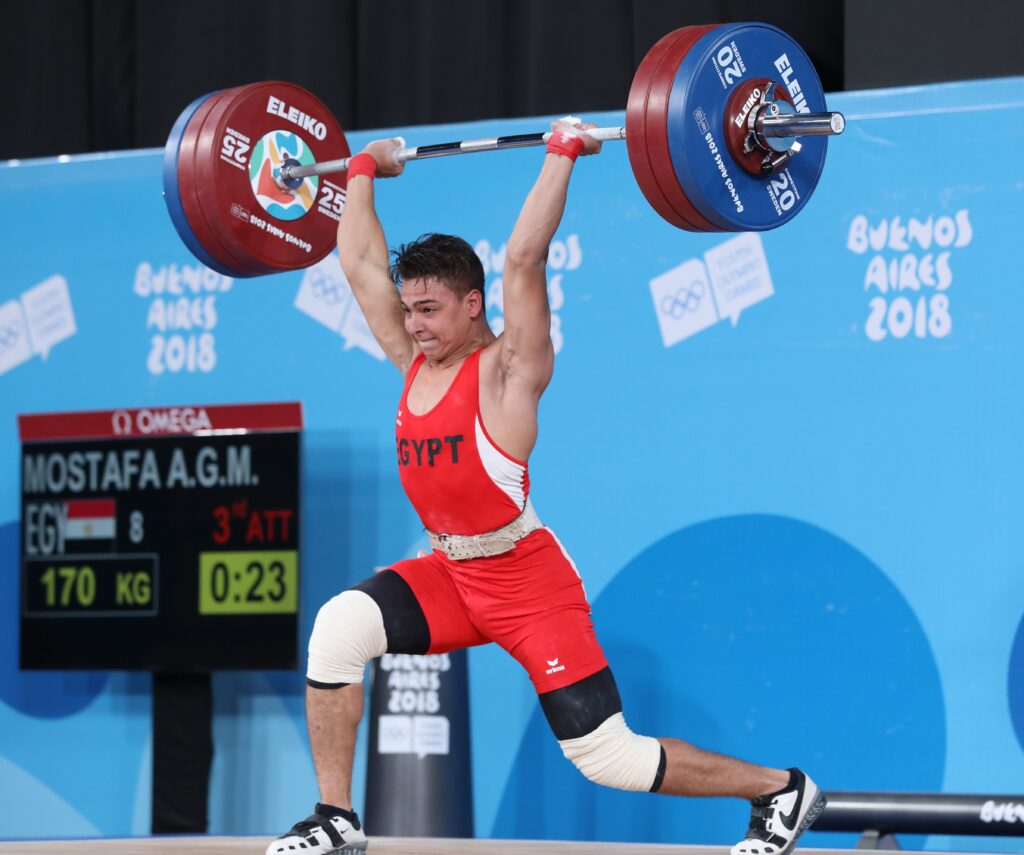 Atleta haciendo una cargada en dos tiempos o clean & jerk