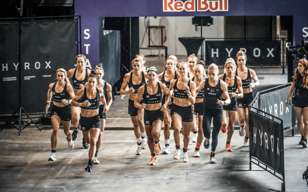 Atletas femeninas realizando la prueba de correr en una competición de Hyrox