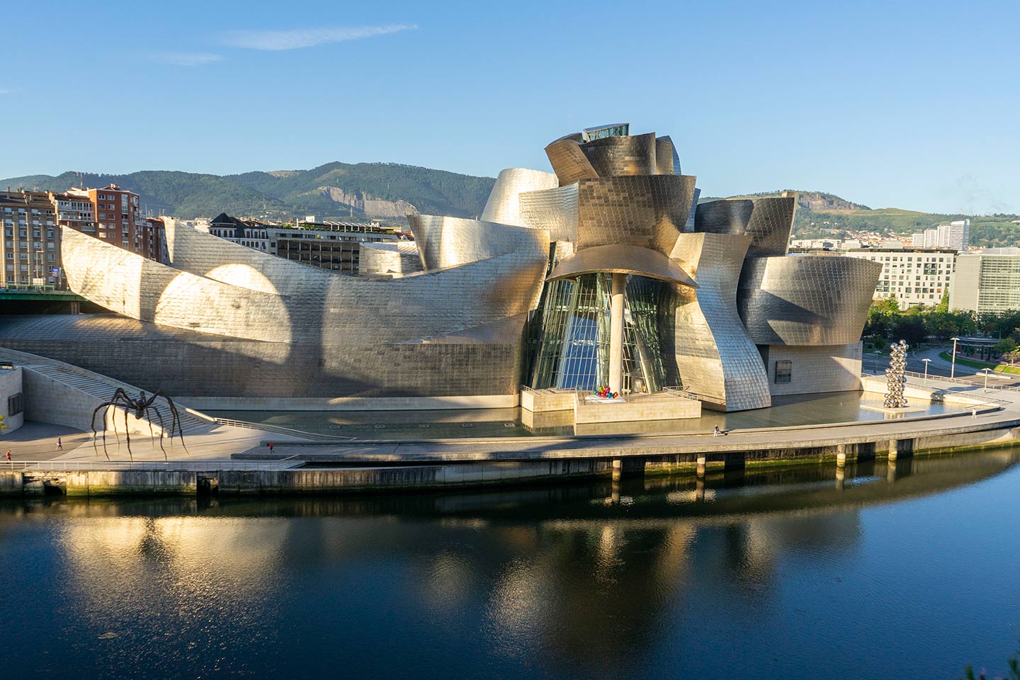 Fotografía del museo de arte moderno Guggenheim en Bilbao