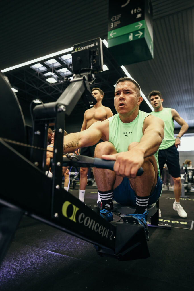 Atleta dos realizando el ejercicio del Rowing