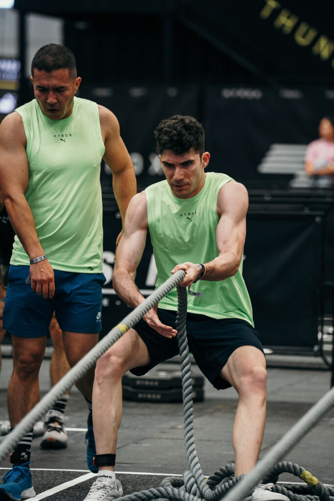 Atleta dos realizando el ejercicio del Sled Pull