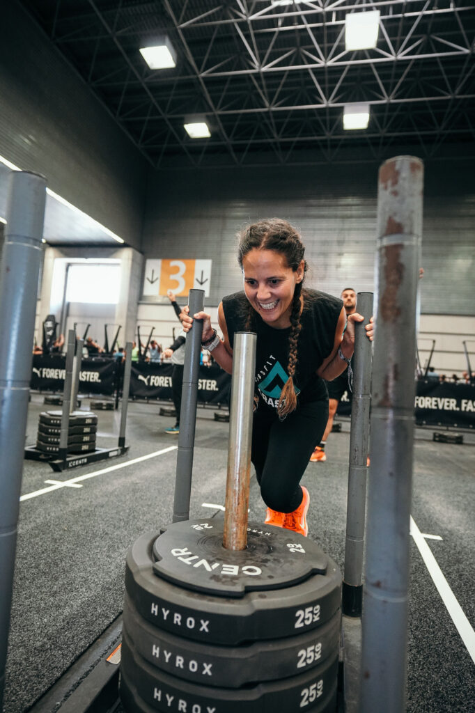 Atleta uno realizando el ejercicio del Sled Push