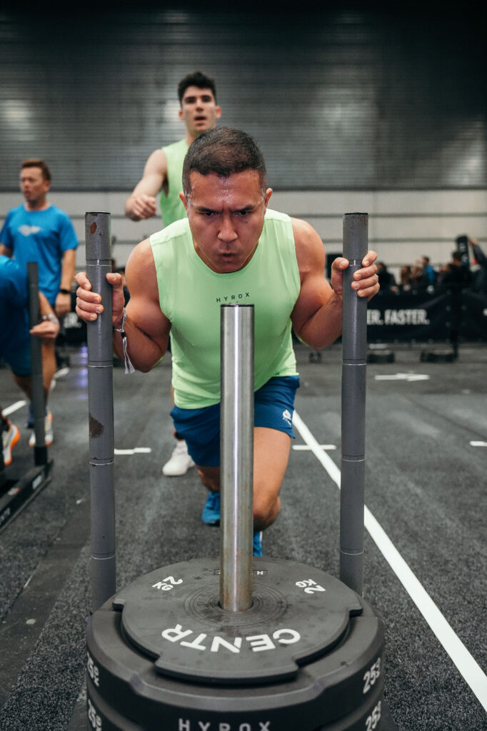 Atleta dos realizando el ejercicio del Sled Push