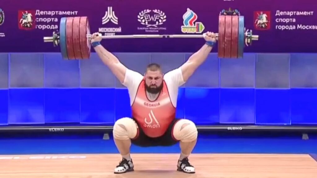 Atleta haciendo una arrancada de fuerza o snatch