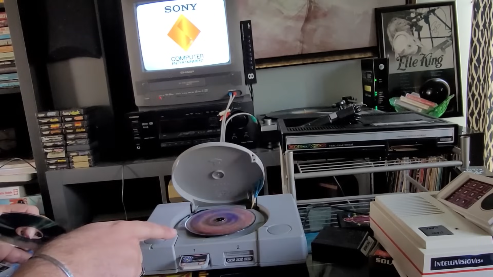 La consola PS1 leyendo un disco original en TV La consola PS1 leyendo un disco original en TV