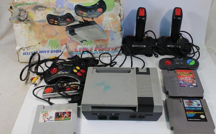 Fotografía de una NES con varios videojuegos, mandos y joysticks Fotografía de una NES con varios videojuegos, mandos y joysticks