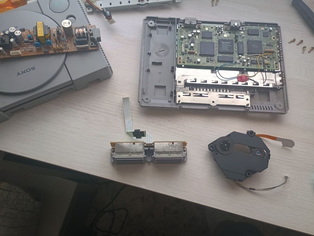 PS1 con el lector de CD's y el puerto de mandos ya desconectados PS1 con el lector de CD's y el puerto de mandos ya desconectados