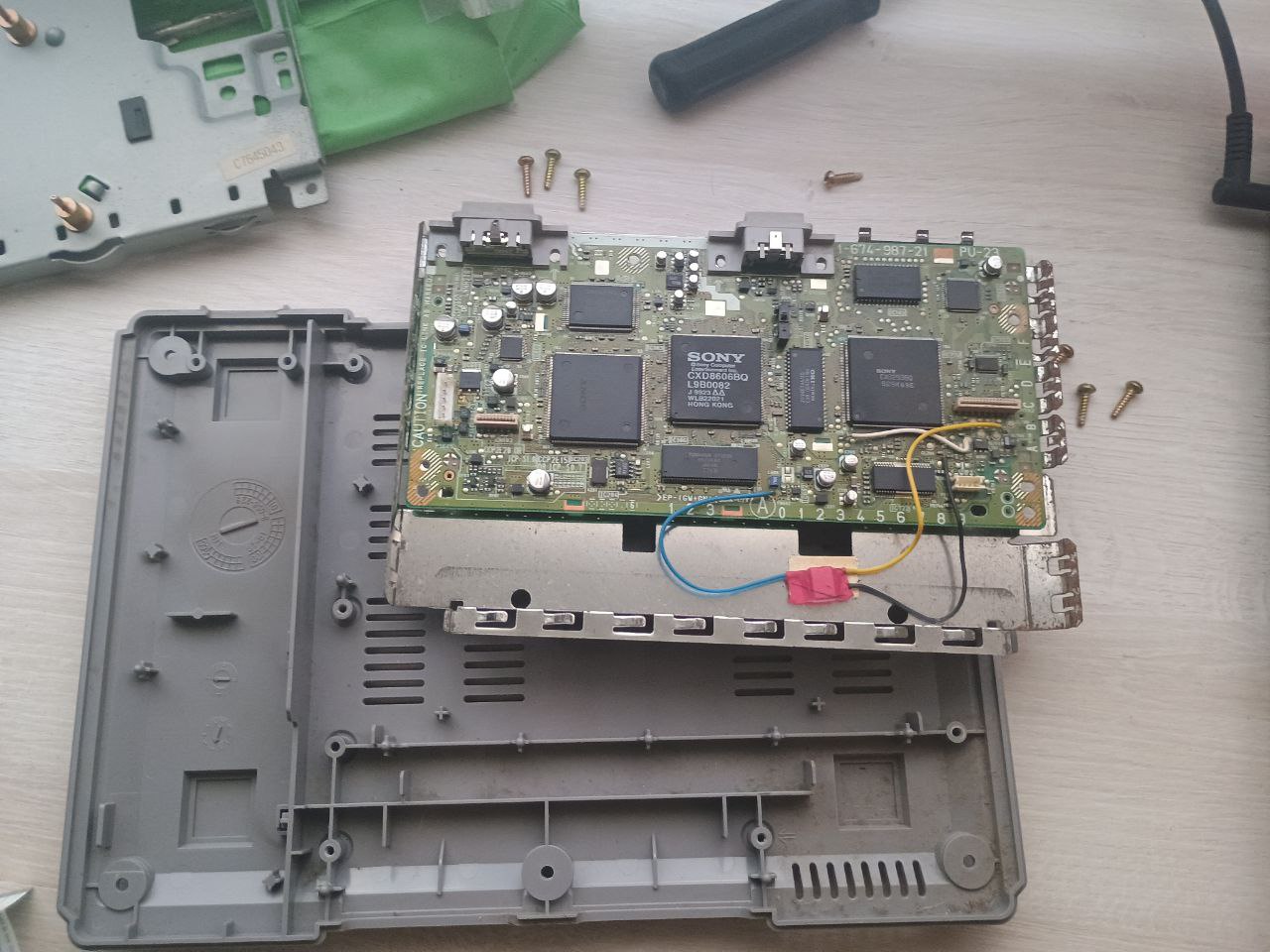 Placa base de la PS1 desglosada de las placas metálicas disipadoras Placa base de la PS1 desglosada de las placas metálicas disipadoras