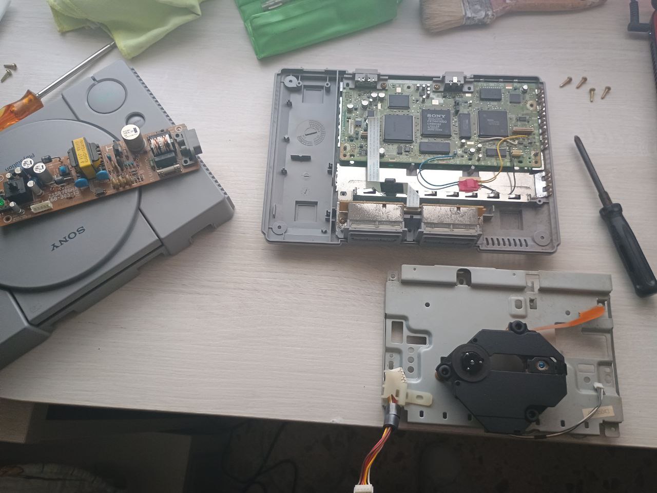 PS1 con la placa base central y la CPU totalmente a la vista PS1 con la placa base central y la CPU totalmente a la vista