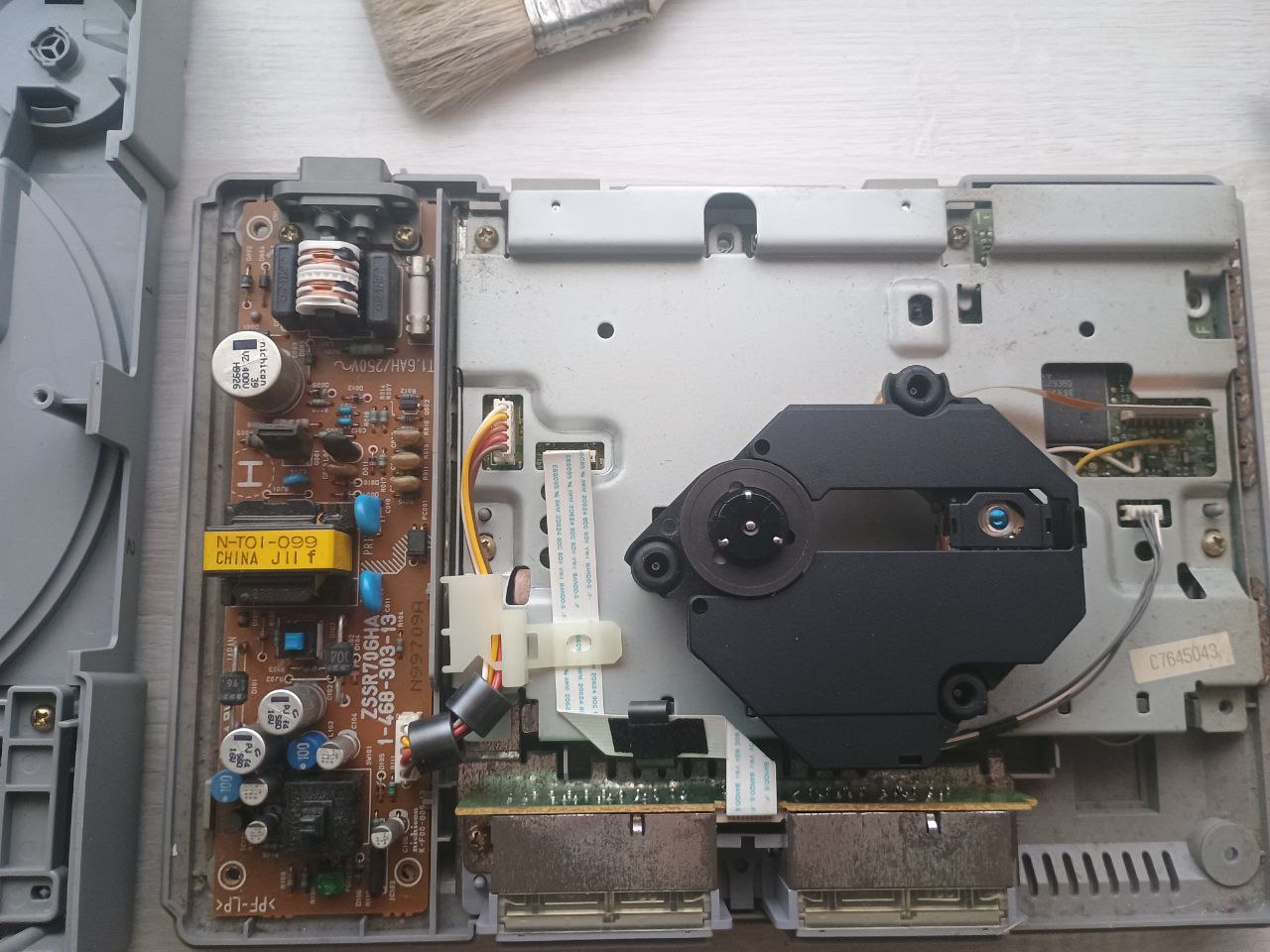 Captura en detalle de consola PS1 modelo SPCH-9002 donde se visualizan los componentes principales Captura en detalle de consola PS1 modelo SPCH-9002 donde se visualizan los componentes principales