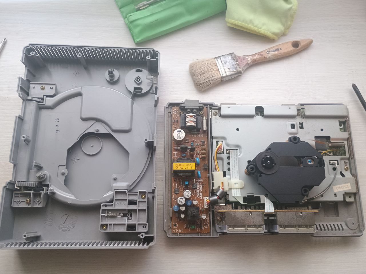 Consola PS1 modelo SPCH-9002 donde se visualizan los componentes principales Consola PS1 modelo SPCH-9002 donde se visualizan los componentes principales