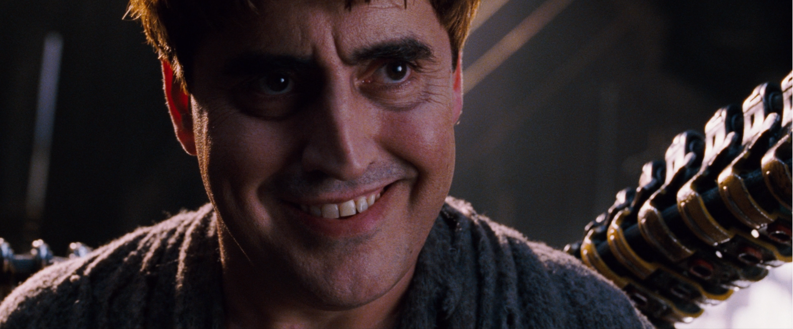Alfred Molina hablando como el Dr. Octopus en Spider-Man 2 (2004)