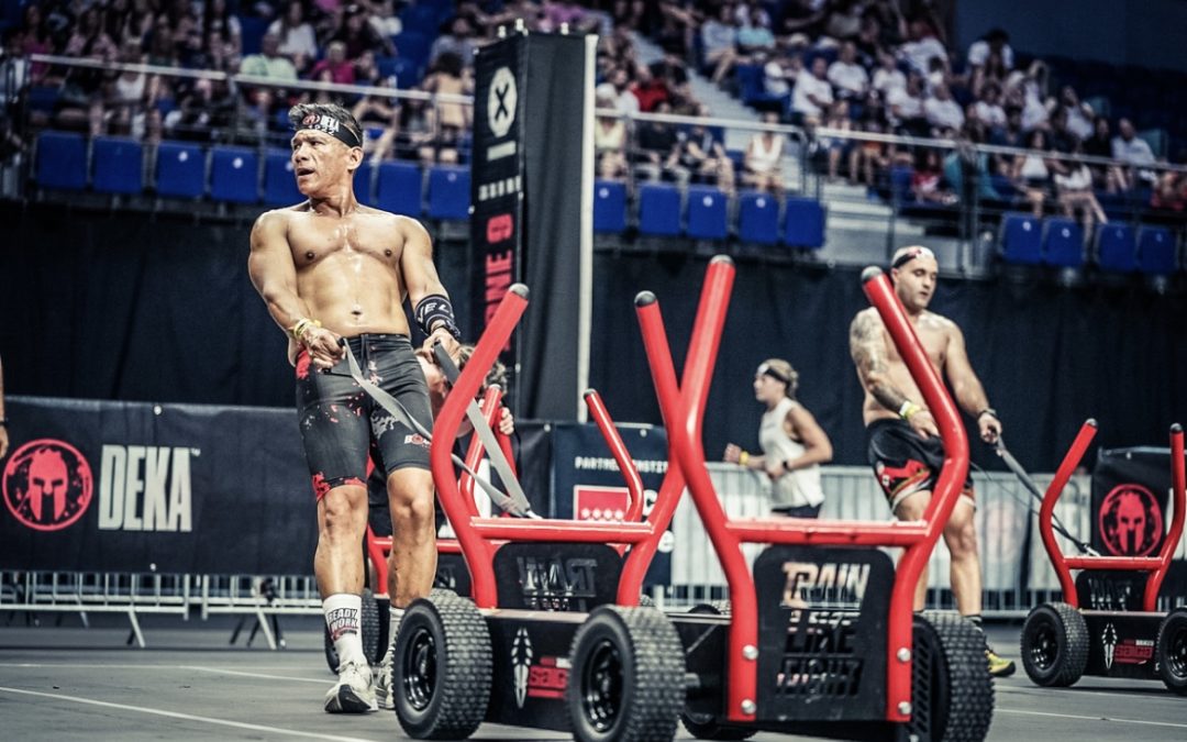 Atleta haciendo la prueba de DEKA del empuje / tracción de trineo o Tank Push / Pull