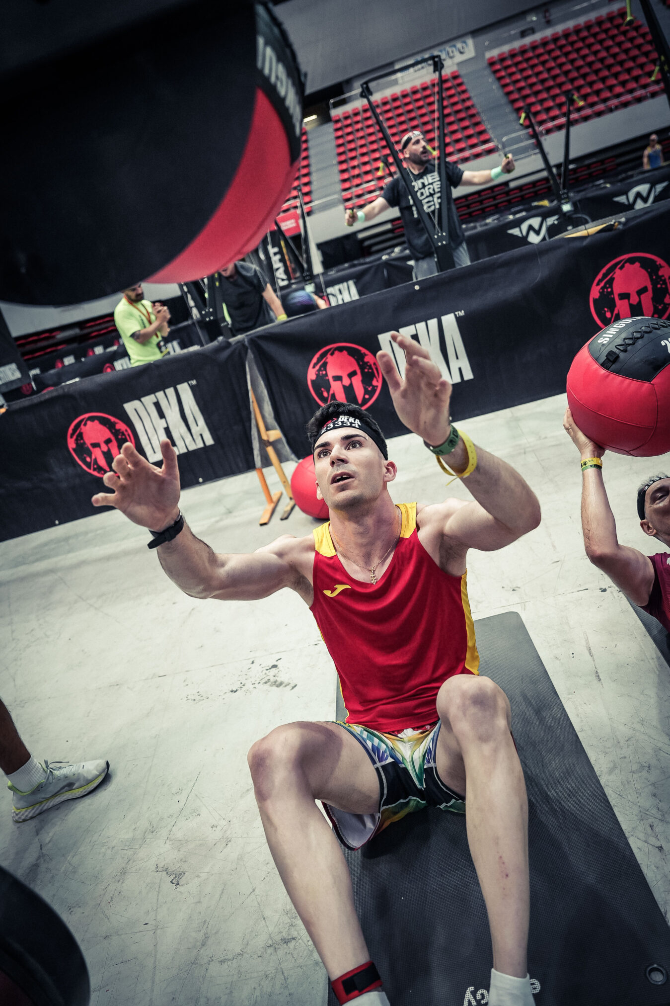 Atleta completando la prueba de los Med Ball Sit-Up Throws
