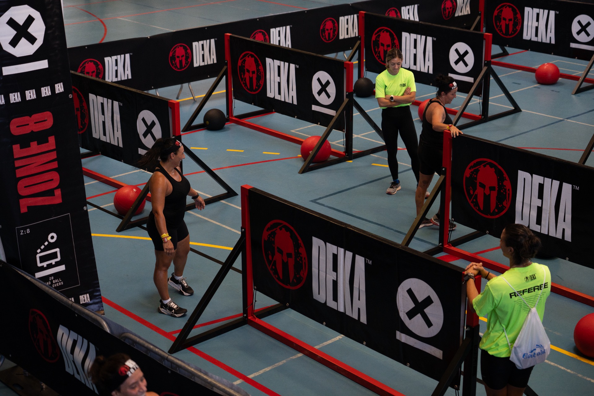 Atleta completando la prueba de los Dead Ball Shoulder Overs 